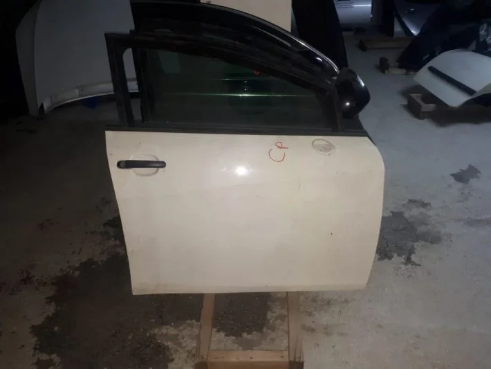 SEAT LEON BEYAZ RENK SAĞ ÖN KAPI